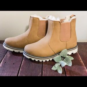 NWOT Chelsea Booties Tan fur lined waterproof